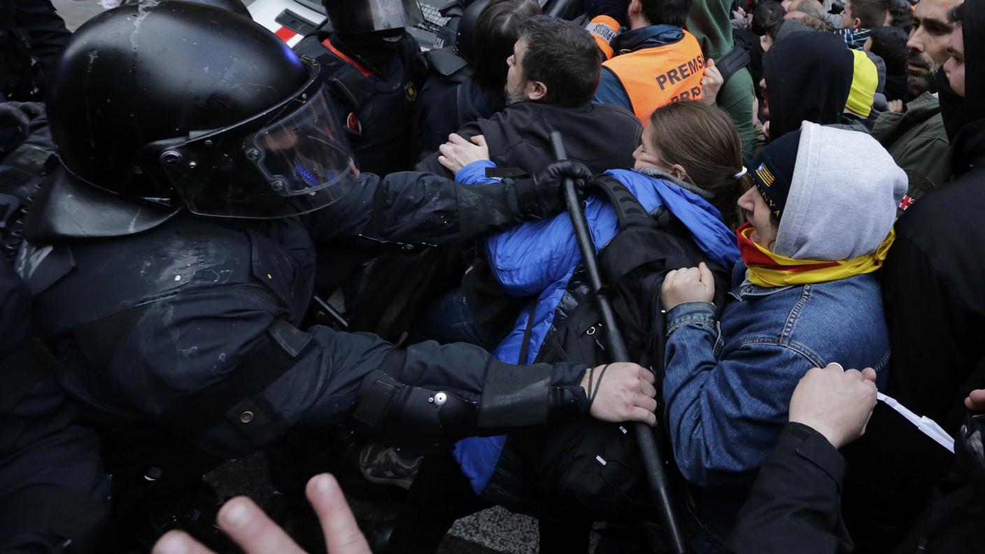 In Spagna è stato incriminato per aver portato avanti il progetto politico sfociato nel referendum e nella proclamazione dell’indipendenza
