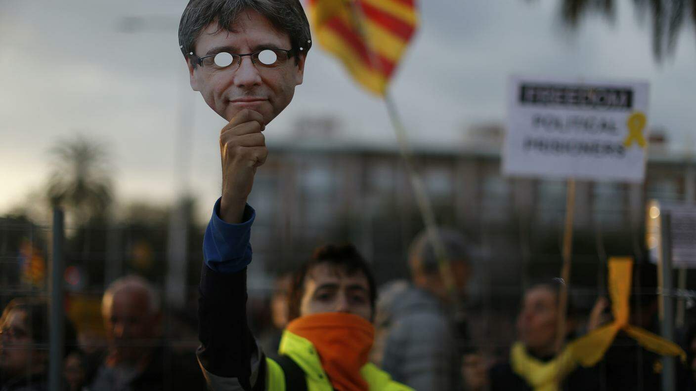 In migliaia sono scesi in strada a Barcellona per chiedere la liberazione dell'ex presidente