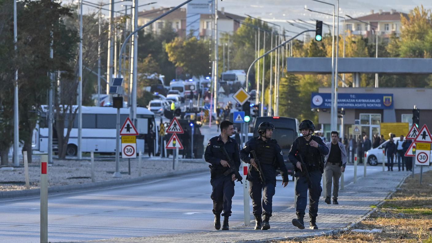 Soldati turchi perlustrano la zona antistante l'ingresso della struttura teatro dell'attentato di mercoledì KEY.jpg