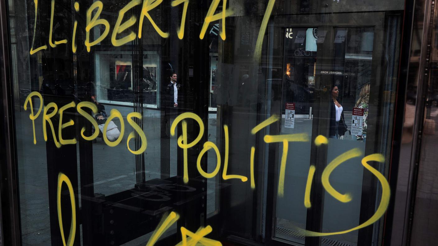 Non si fermano le proteste dei catalani contro gli arresti dei leader indipendentisti