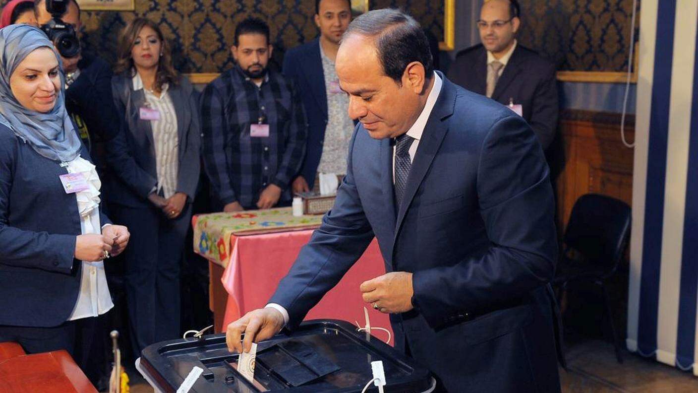 Il presidente Al Sisi si è recato a votare lunedì mattina subito dopo l'apertura dei seggi