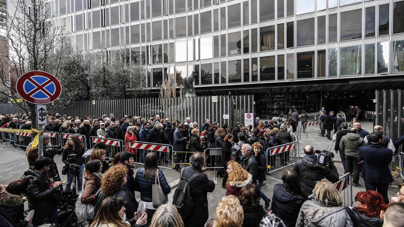 Le migliaia di persone in attesa di dare l'ultimo saluto a Fabrizio Frizzi martedì a Roma