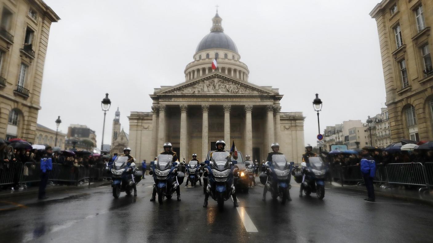 Lo schieramento d'onore d'agenti in moto in onore del gendarme ucciso venerdì