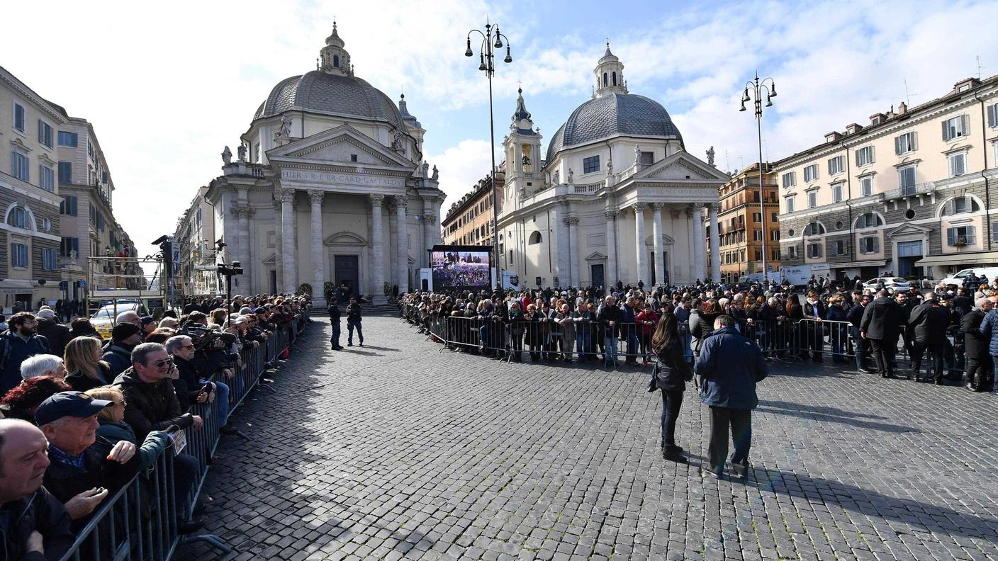 Piazza del Popolo a Roma piena di gente per dare l'ultimo saluto a Fabrizio Frizzi