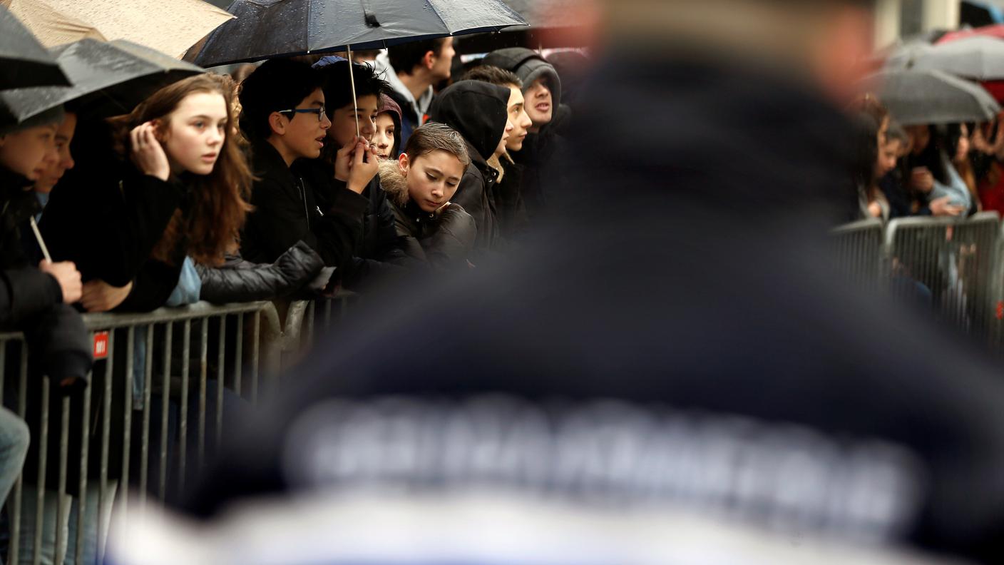 La cerimonia si è tenuta sotto una pioggia battente