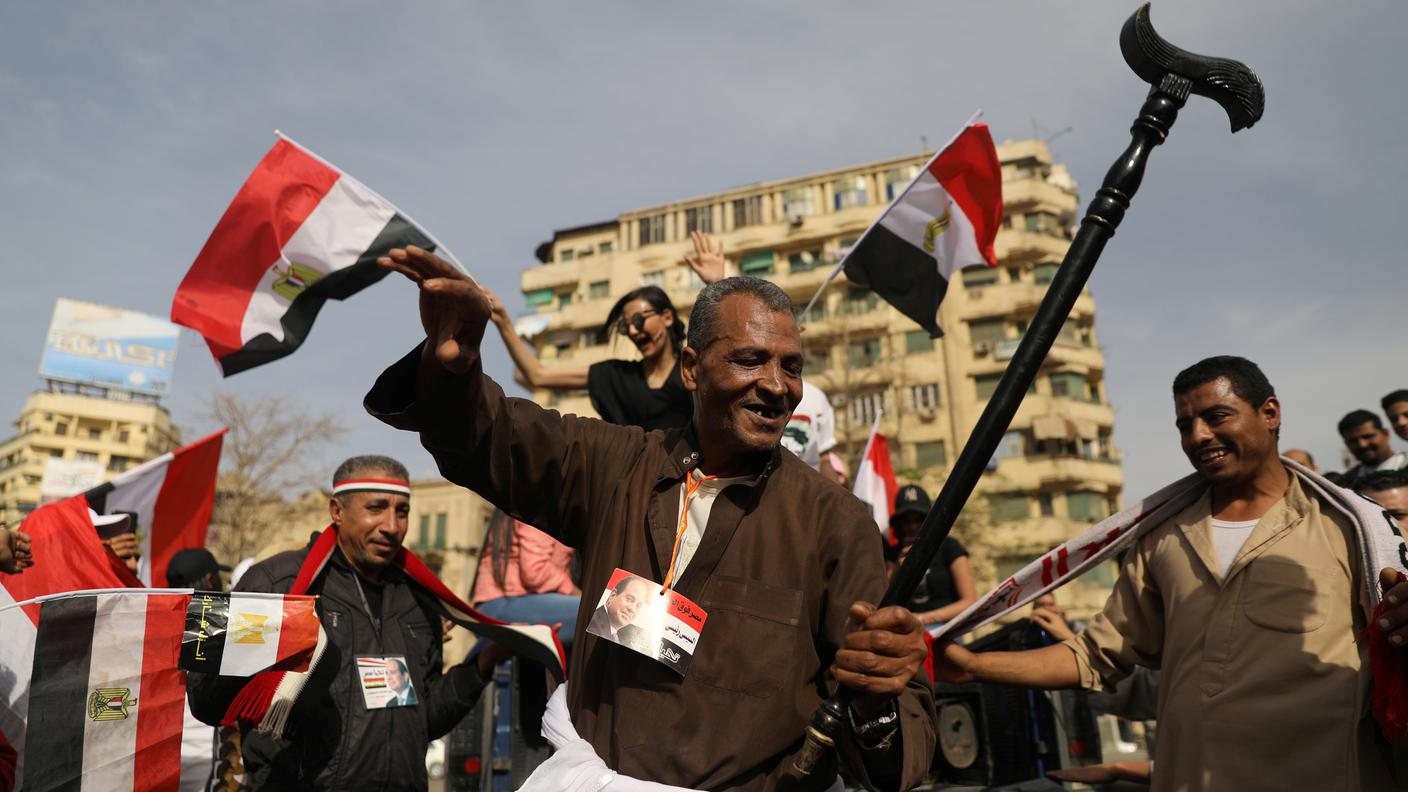 Manifestazioni di gioia fuori da un seggio al Cairo