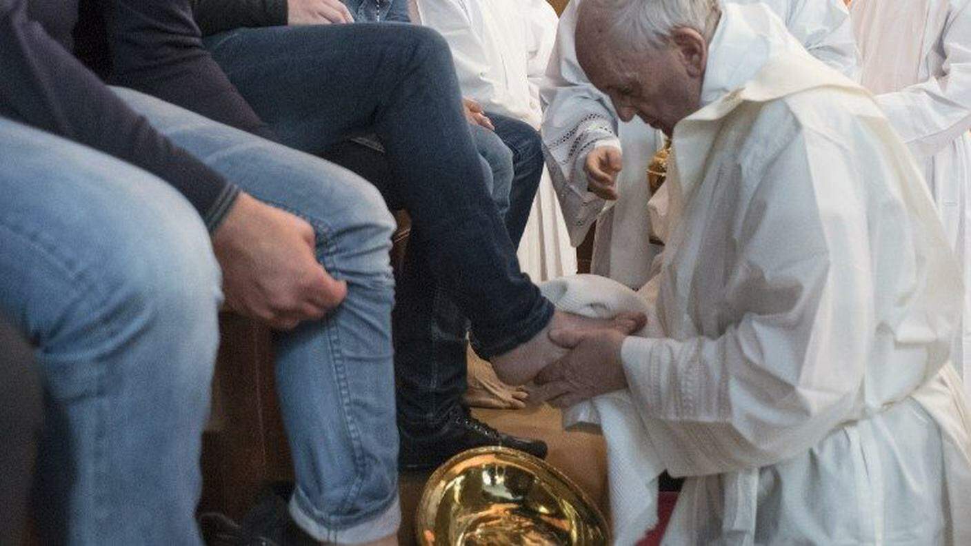 Il papa lava i piedi ai carcerati