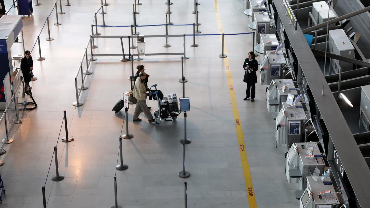 Gli scioperi all'aeroporto di Nizza hanno convinto i passeggeri a disertare lo scalo venerdì