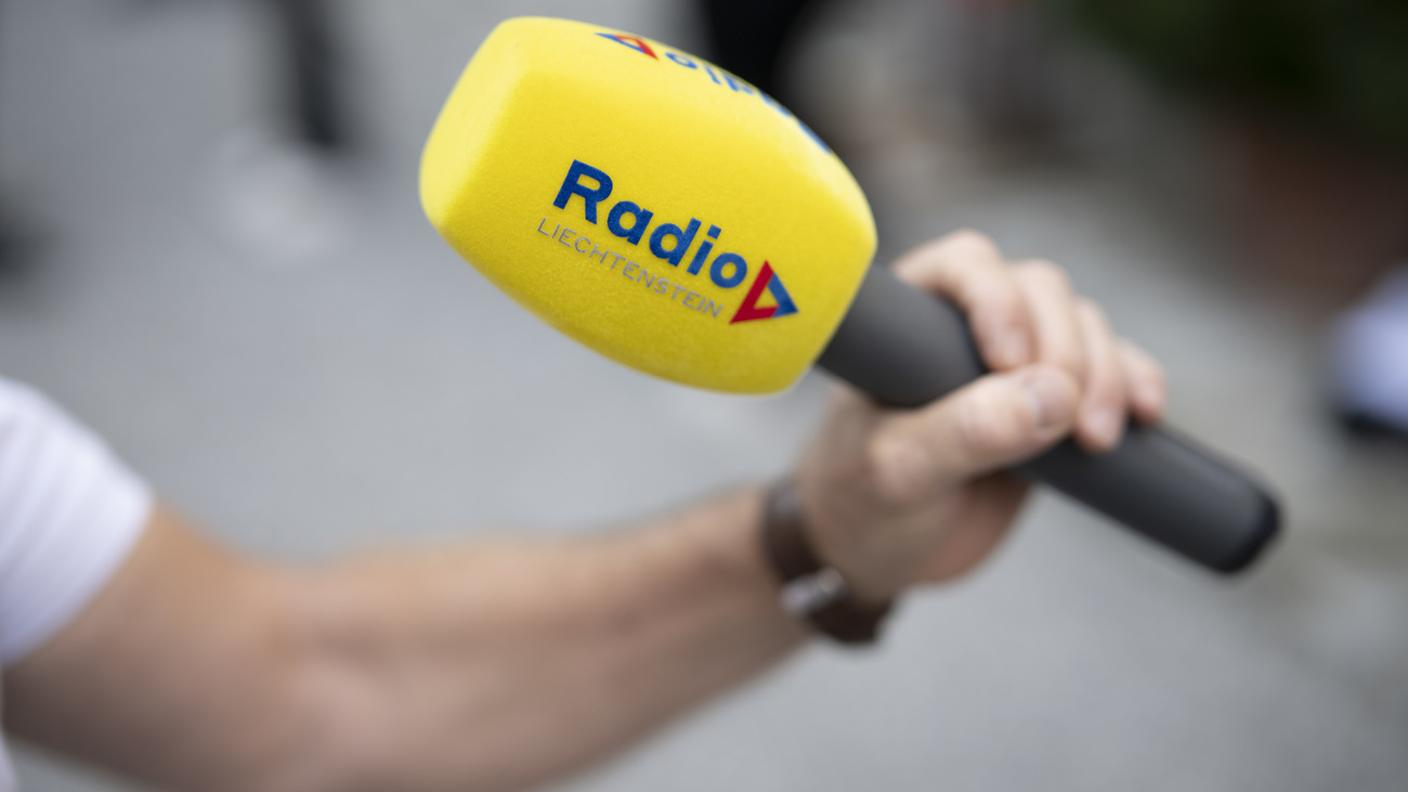 Il logo di Radio Liechtenstein su un microfono dell'emittente 