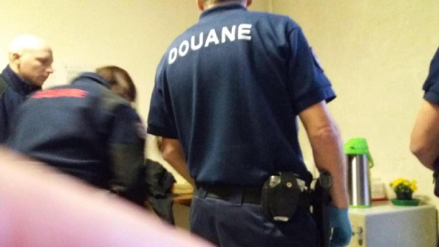 L'irruzione degli agenti delle dogane nei locali dove operano i volontari di Rainbow4Africa