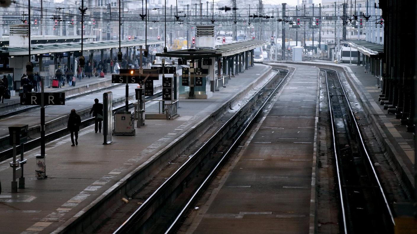 La solitudine del viaggiatore alla Gare de Lyon di Parigi