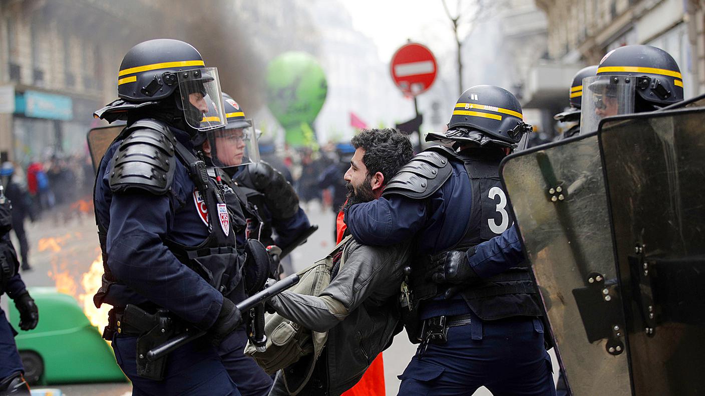 Non sono mancati violenti scontri tra i cortei di Parigi