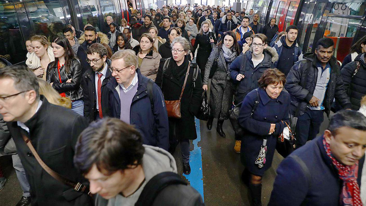 Scene di caos nelle grandi stazioni parigine, soprattutto al mattino