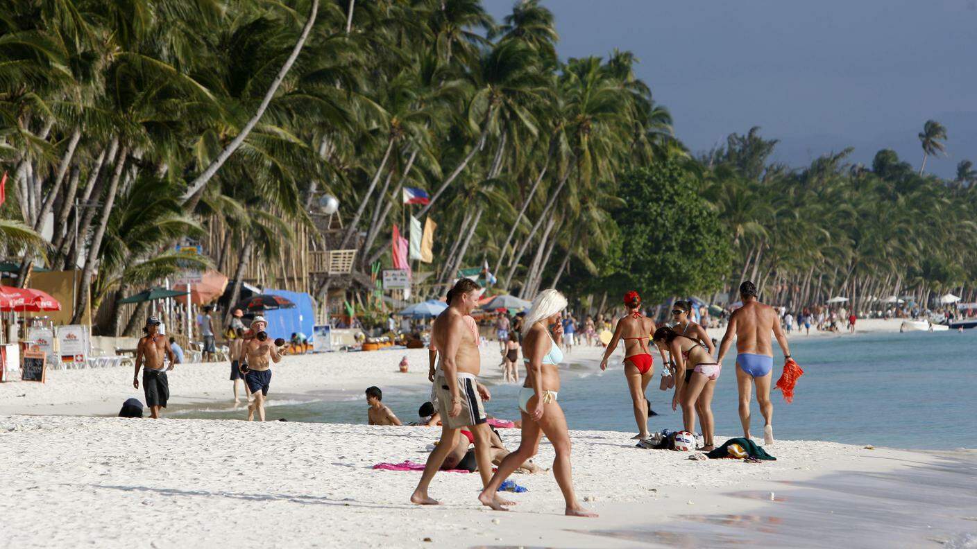 I turisti potranno tornare sulla spiaggia a Boracay solo alla fine del divieto governativo