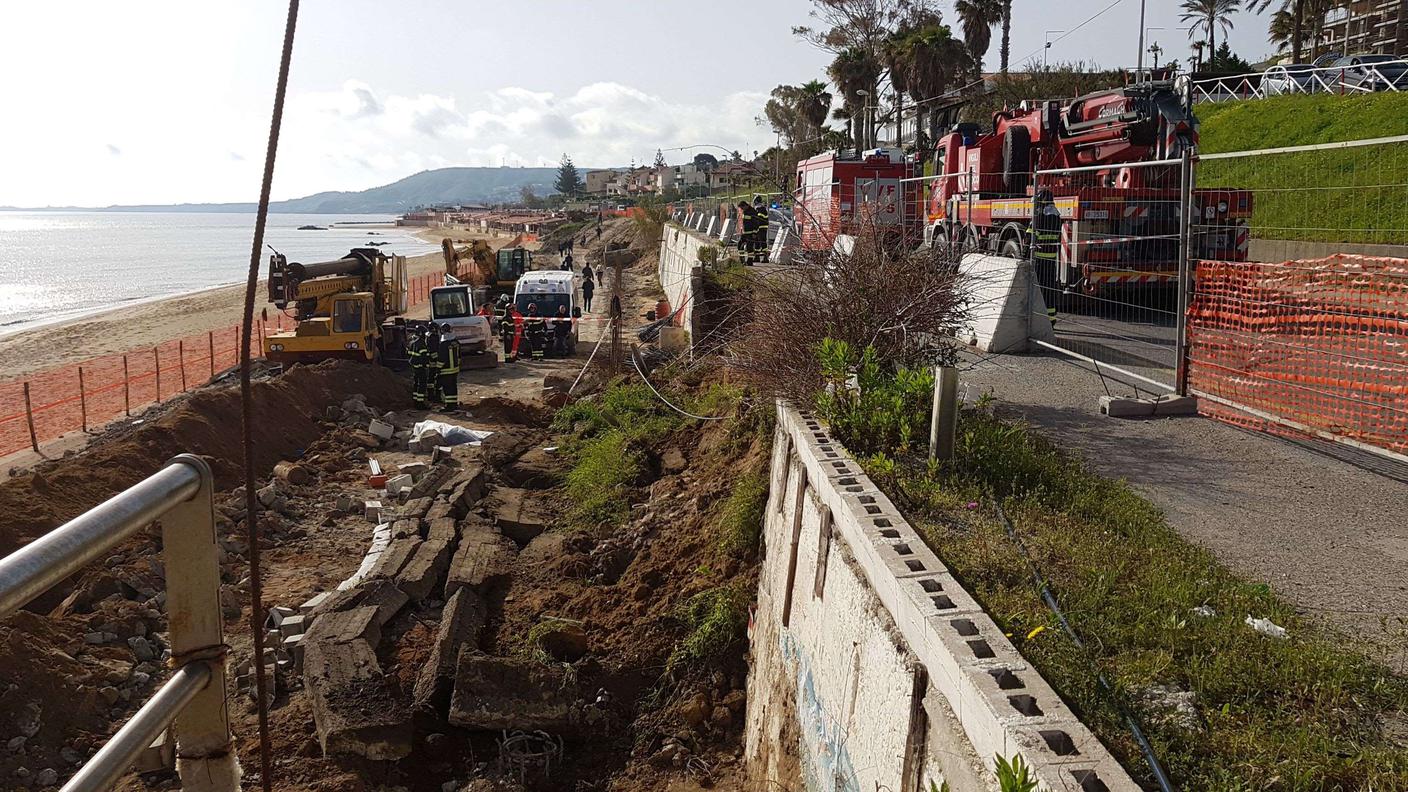 Il muro di contenimento crollato giovedì a Crotone ha ucciso due operai e ferito un terzo