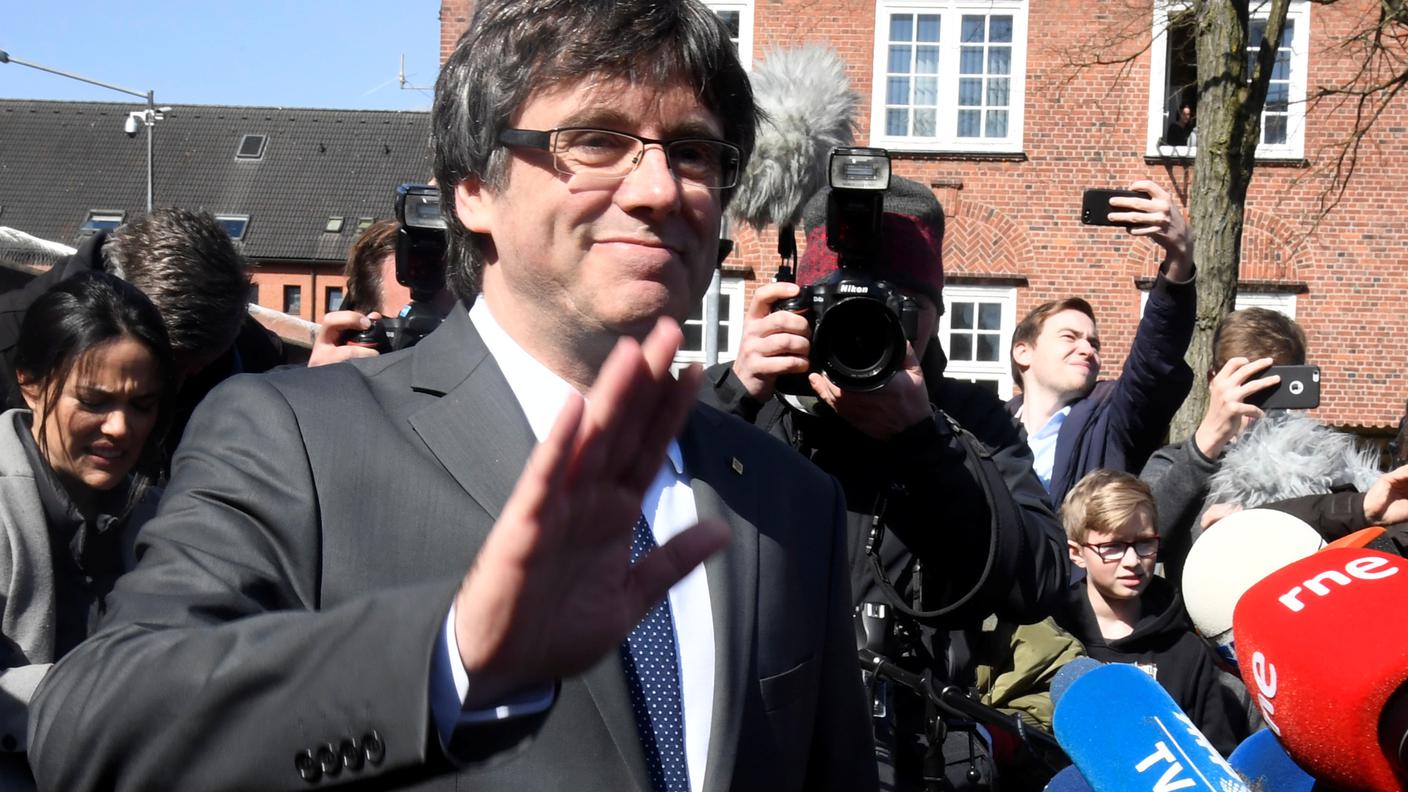 Il leader catalano, attorniato da fotografi e giornalisti, subito dopo il rilascio