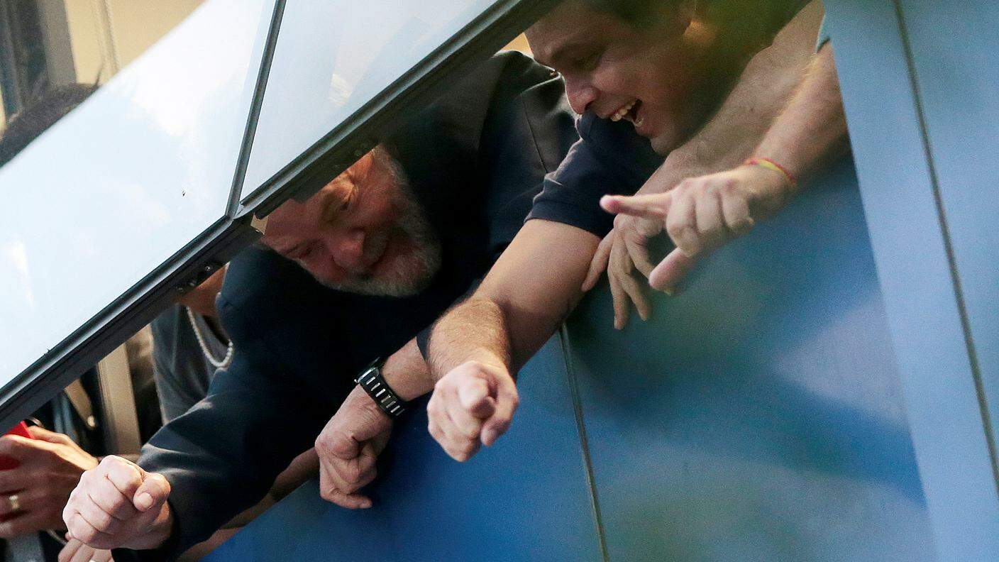 Lula saluta i suoi sostenitori dalla finestra dello stabile dove è rimasto venerdì