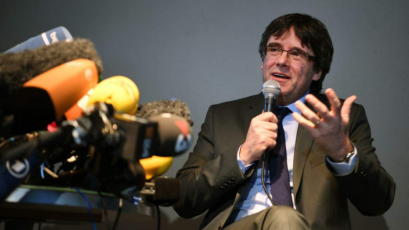L'ex presidente catalano durante il suo incontro con i media nella capitale tedesca