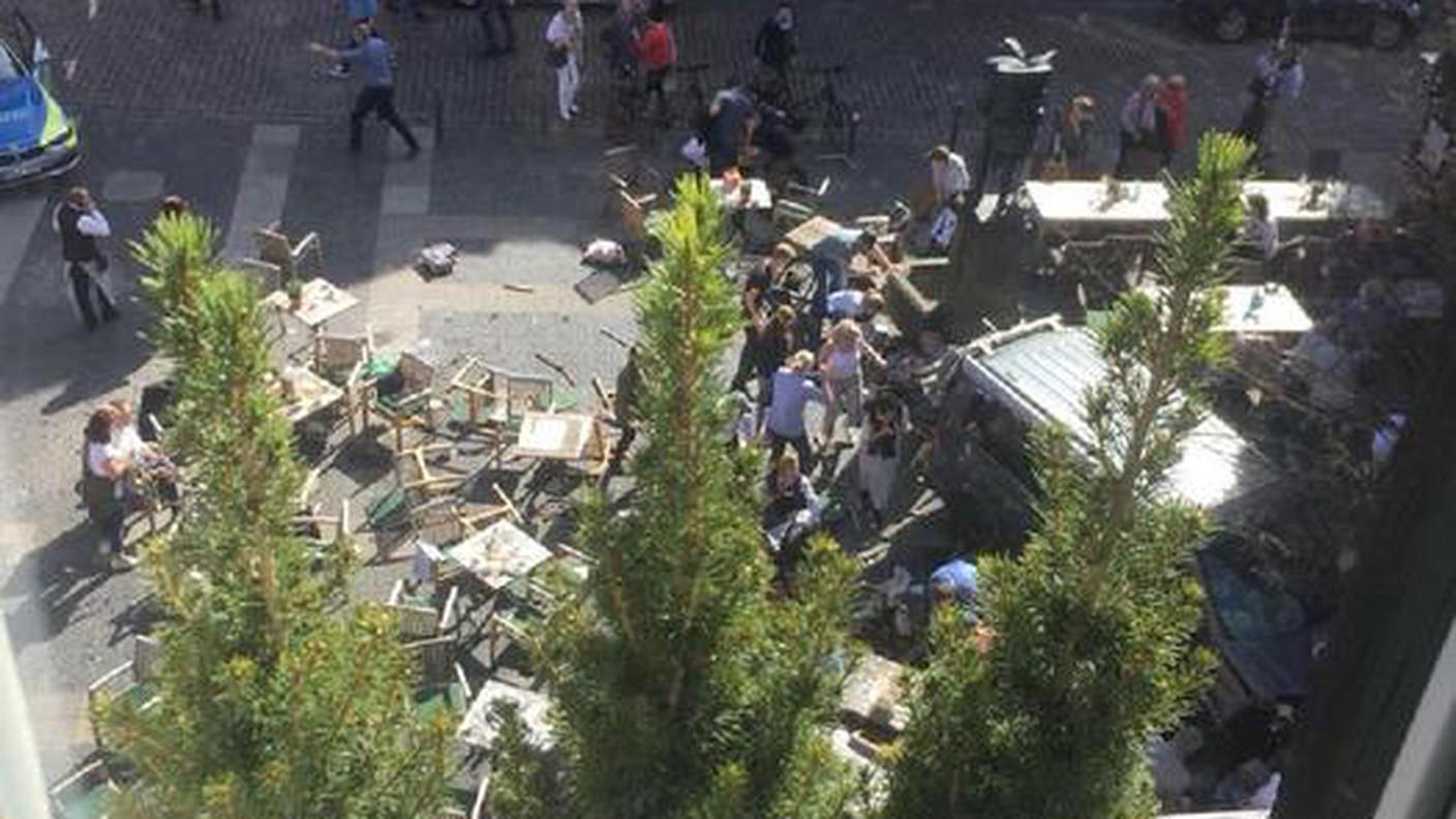 Germania: furgone sulla folla a Münster