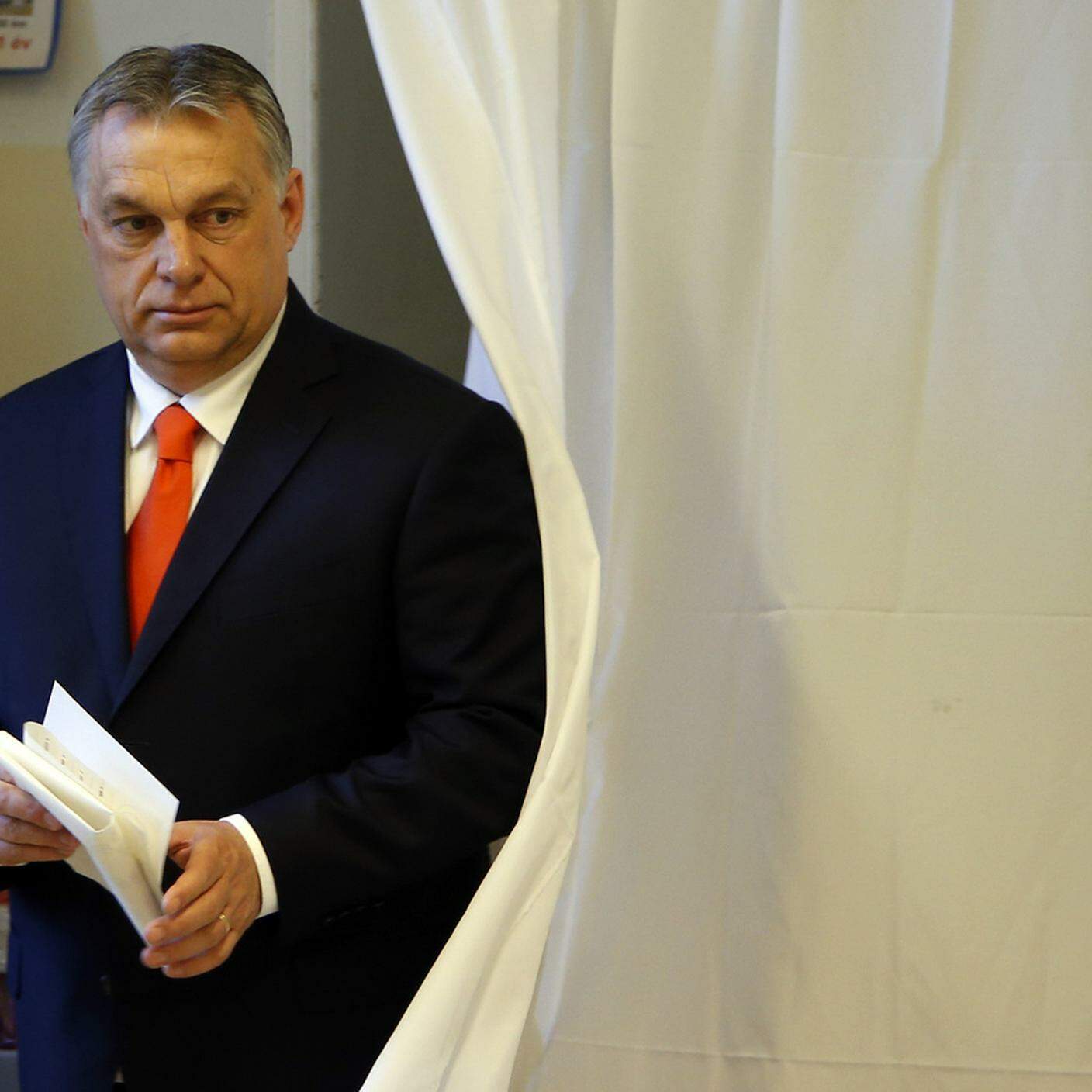 Il premier Orban, dopo aver votato in un ufficio elettorale della capitale Budapest