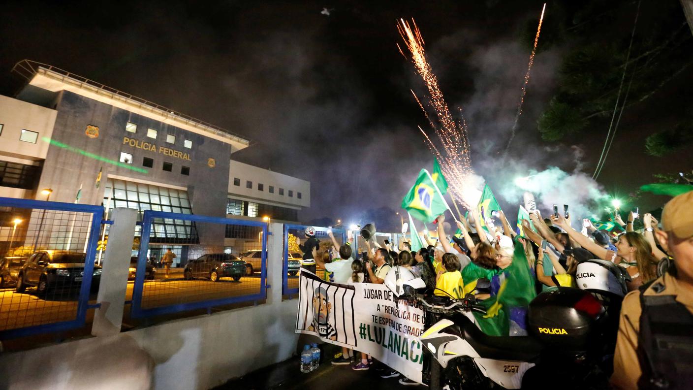 Manifestanti anti-Lula festeggiano l'arrivo in prigione dell'ex presidente brasiliano