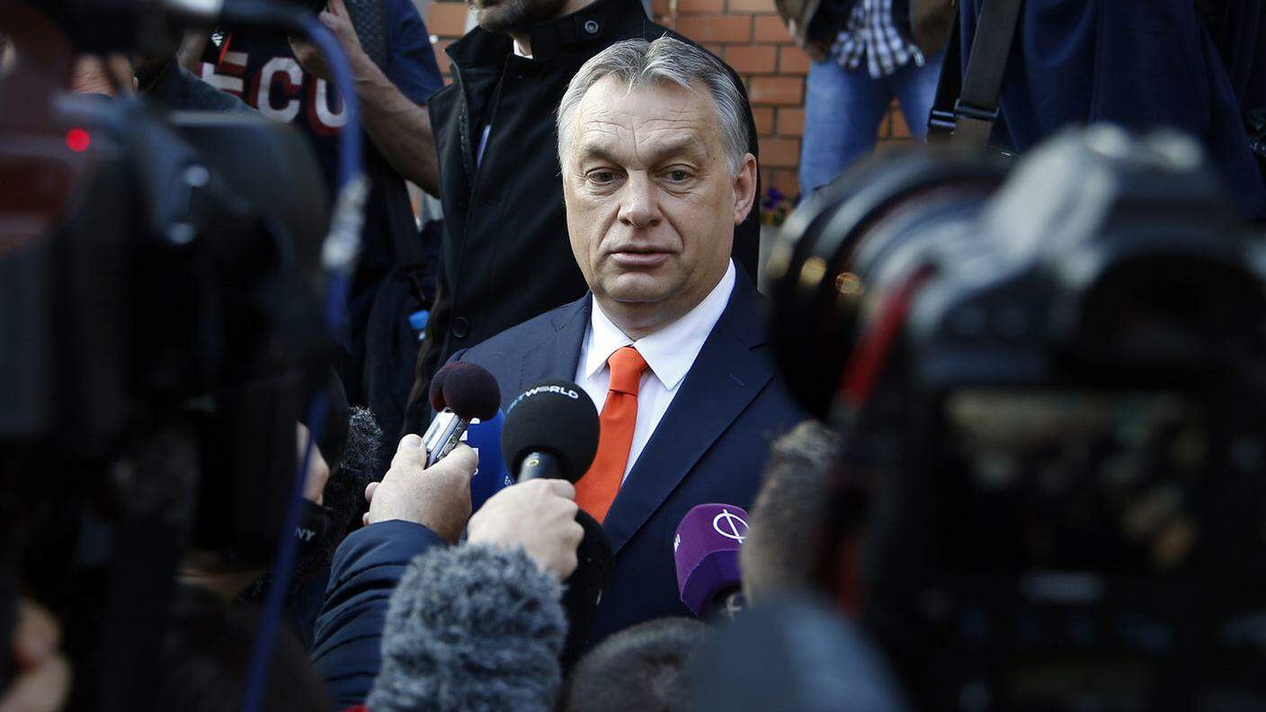Orban parla ai giornalisti dopo aver votato