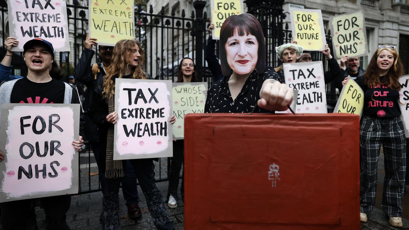 Le prime proteste mercoledì davanti a Downing Street, a Londra, dopo l'annuncio della manovra finanziaria