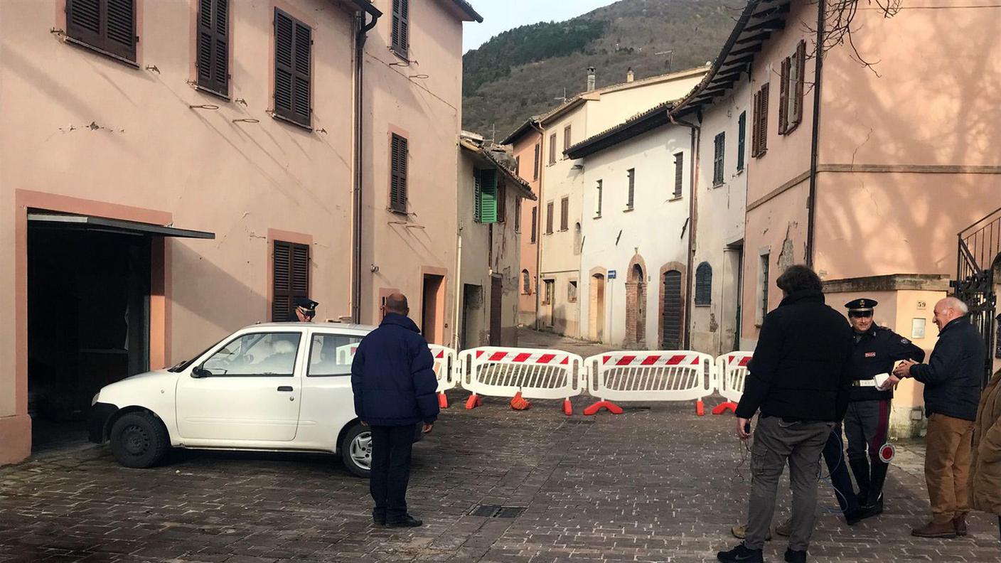 Una delle strade sbarrate per il pericolo di nuovi crolli a Muccia, nel Maceratese