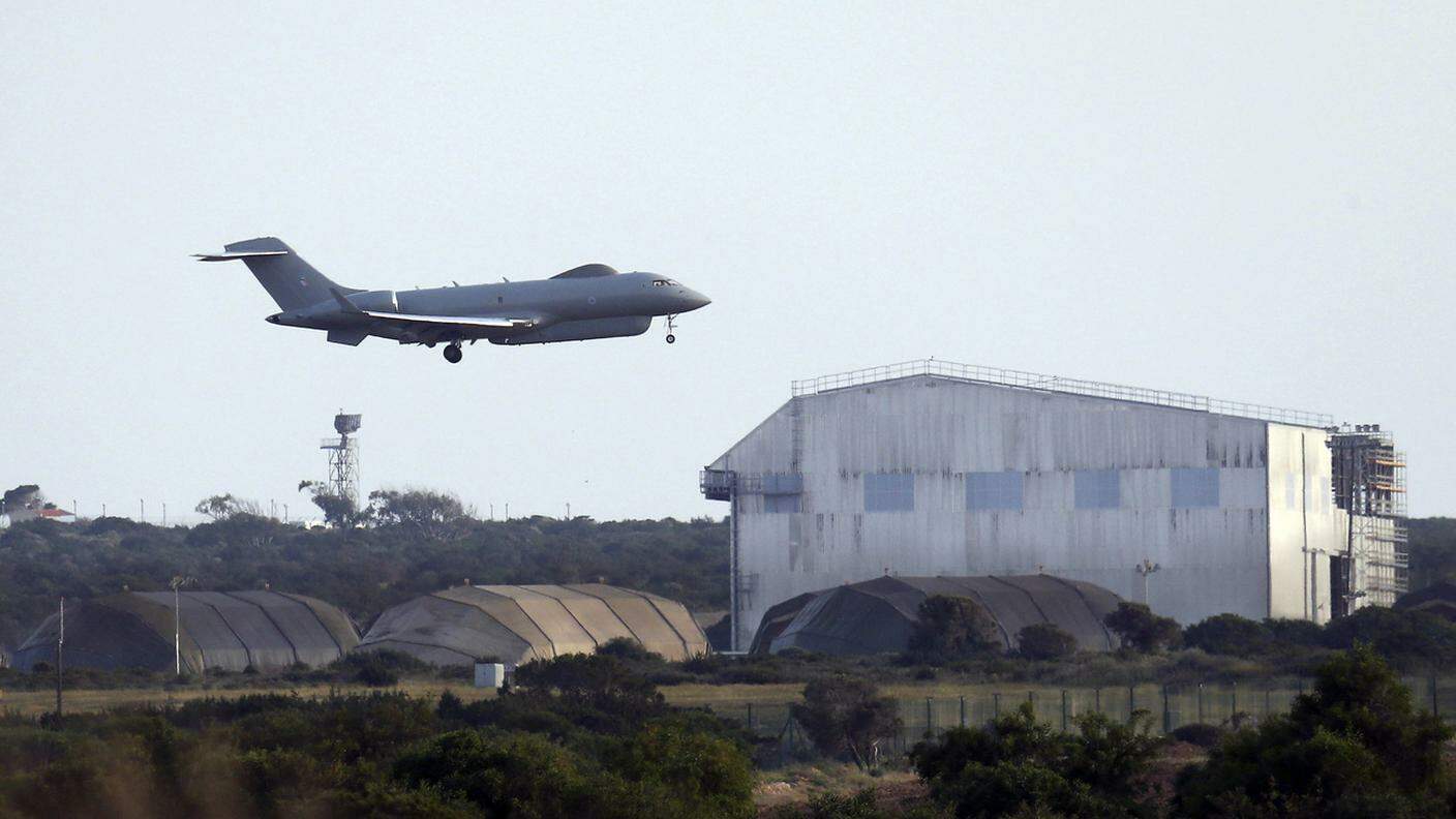 Un bombardiere della Royal Air Forces decolla dalla base militare britannica di Limassol, a Cipro