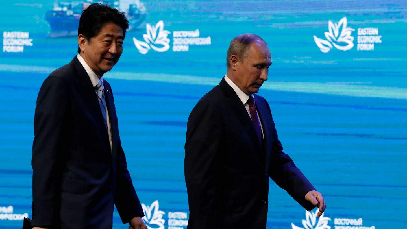 Tokyo evita il coinvolgimento nella crisi siriana e Abe incontrerà Putin per le isole Curili