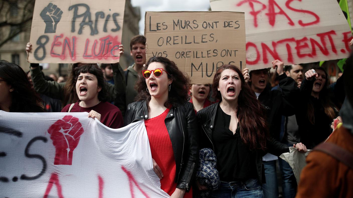 Da giorni gli studenti manifestano a Parigi contro la riforma e hanno occupato la Sorbona