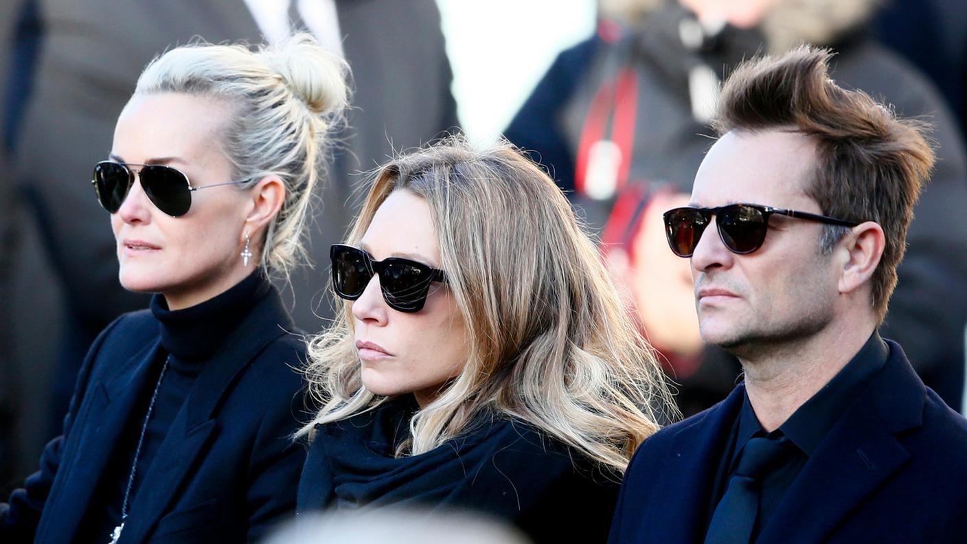 I due figli accanto alla moglie durante il funerale del 7 dicembre