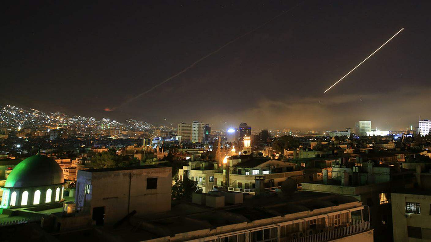 Un missile solca il cielo di Damasco