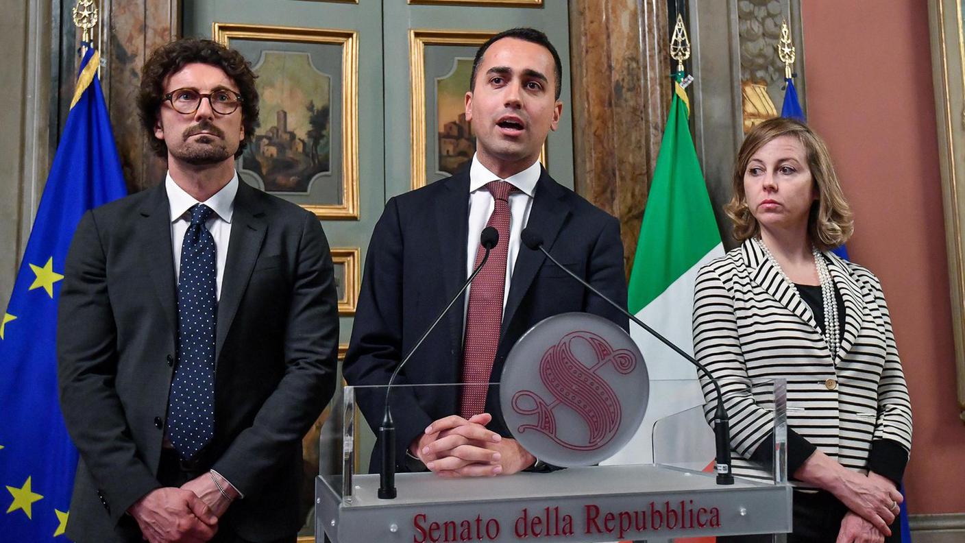 Il leader del Movimento 5 Stelle, Luigi di Maio (al centro)