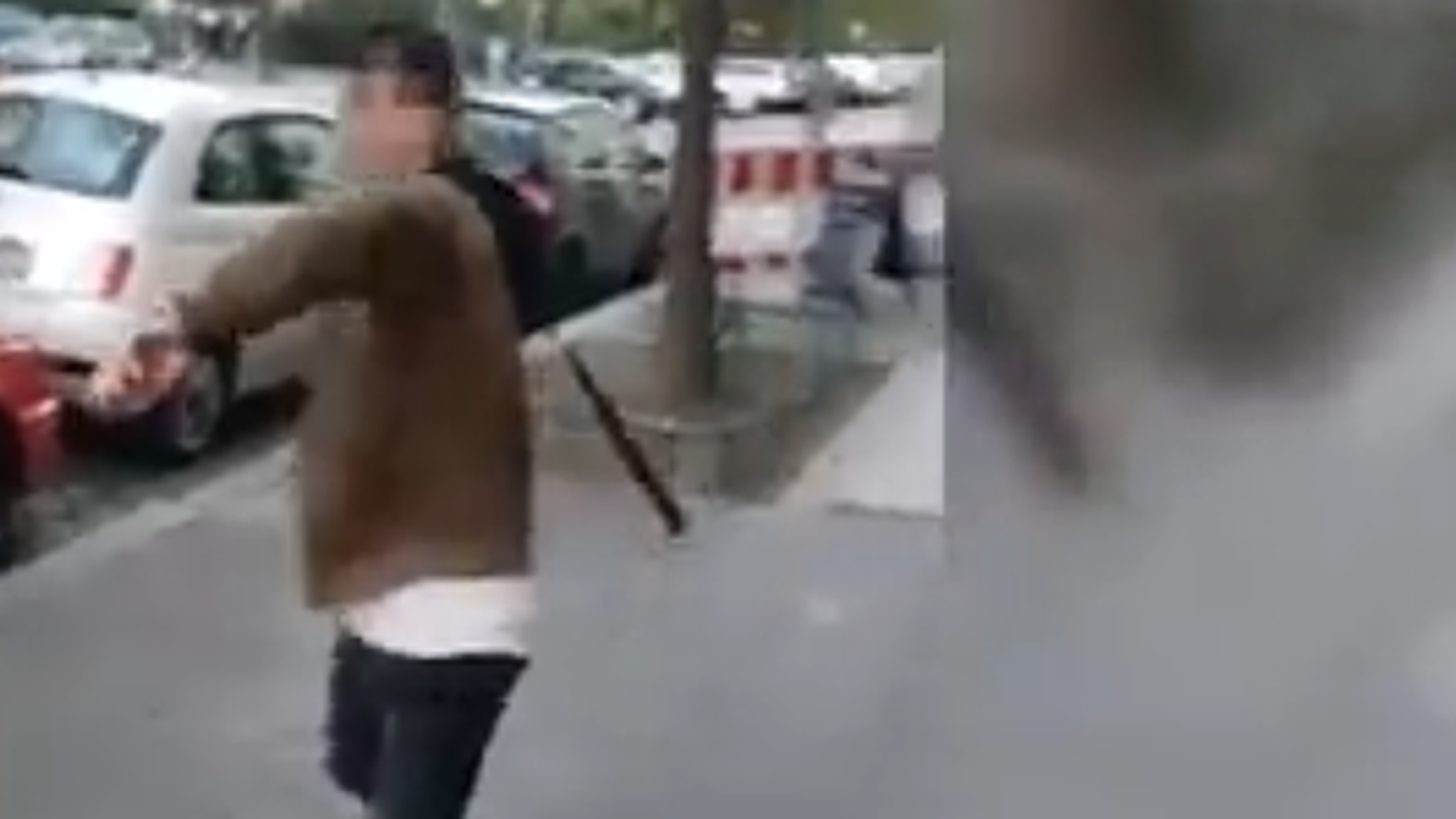 L'aggressore filmato dalla vittima