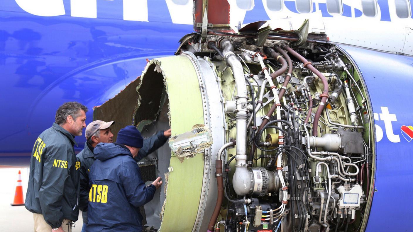 Agenti della NTSB ispezionano il motore esploso martedì sul Boeing 737 della Southwest Airlines