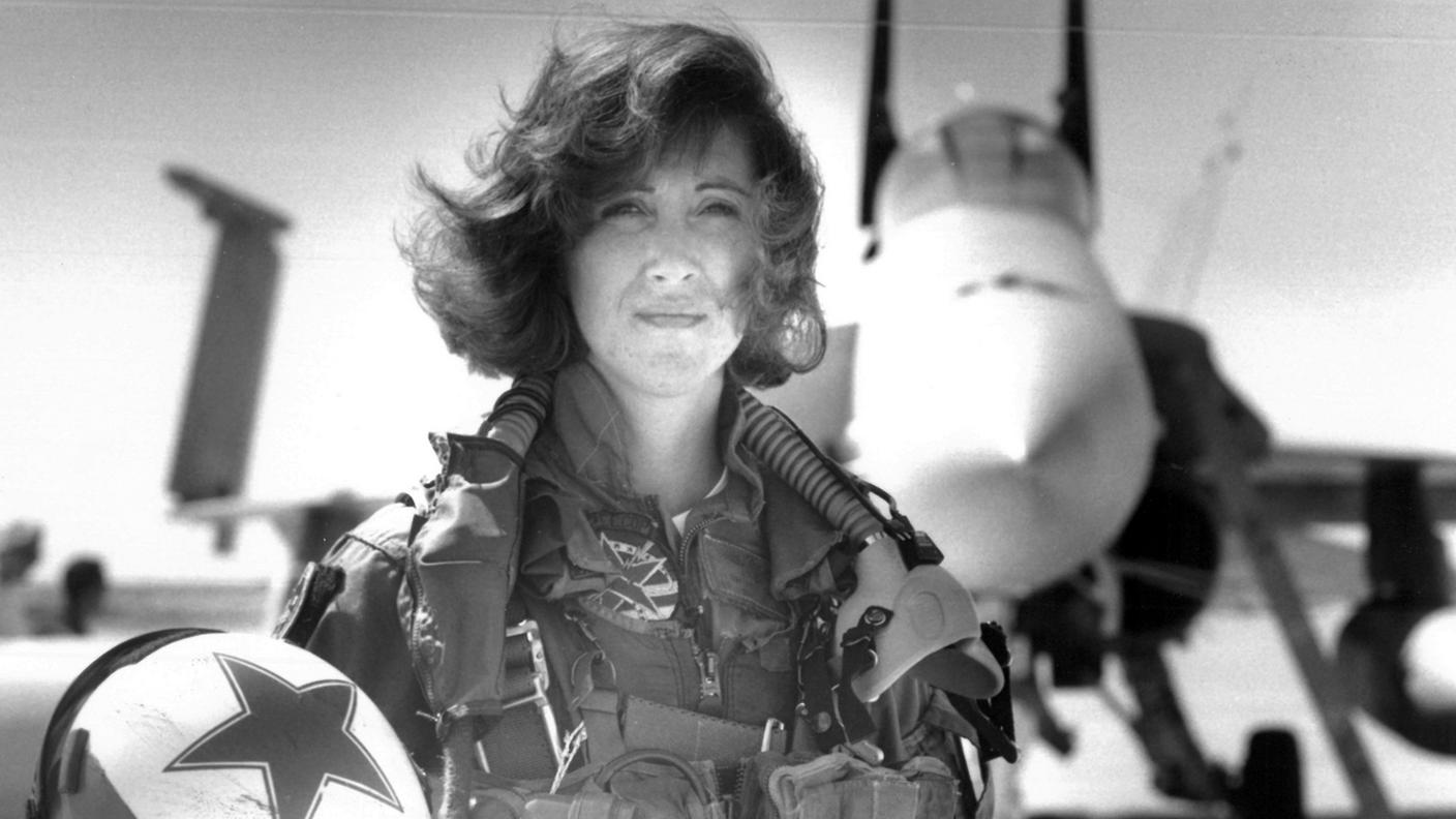L'ex top gun Tammie Jo Shults, la pilota che è riuscita a fare l'atterraggio di emergenza con il Boeing