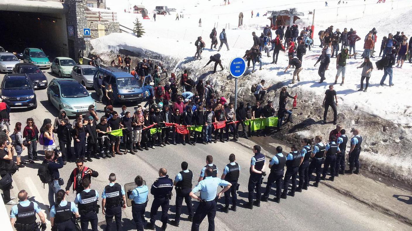 Dimostranti solidali con i migranti faccia a faccia con la polizia domenica sul Monginevro