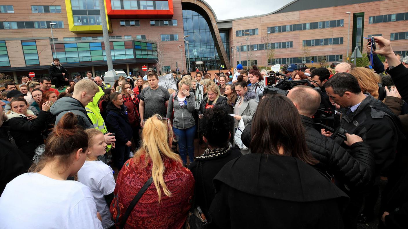 Le proteste davanti all'ospedale di Liverpool dove è ricoverato il piccolo Alfie