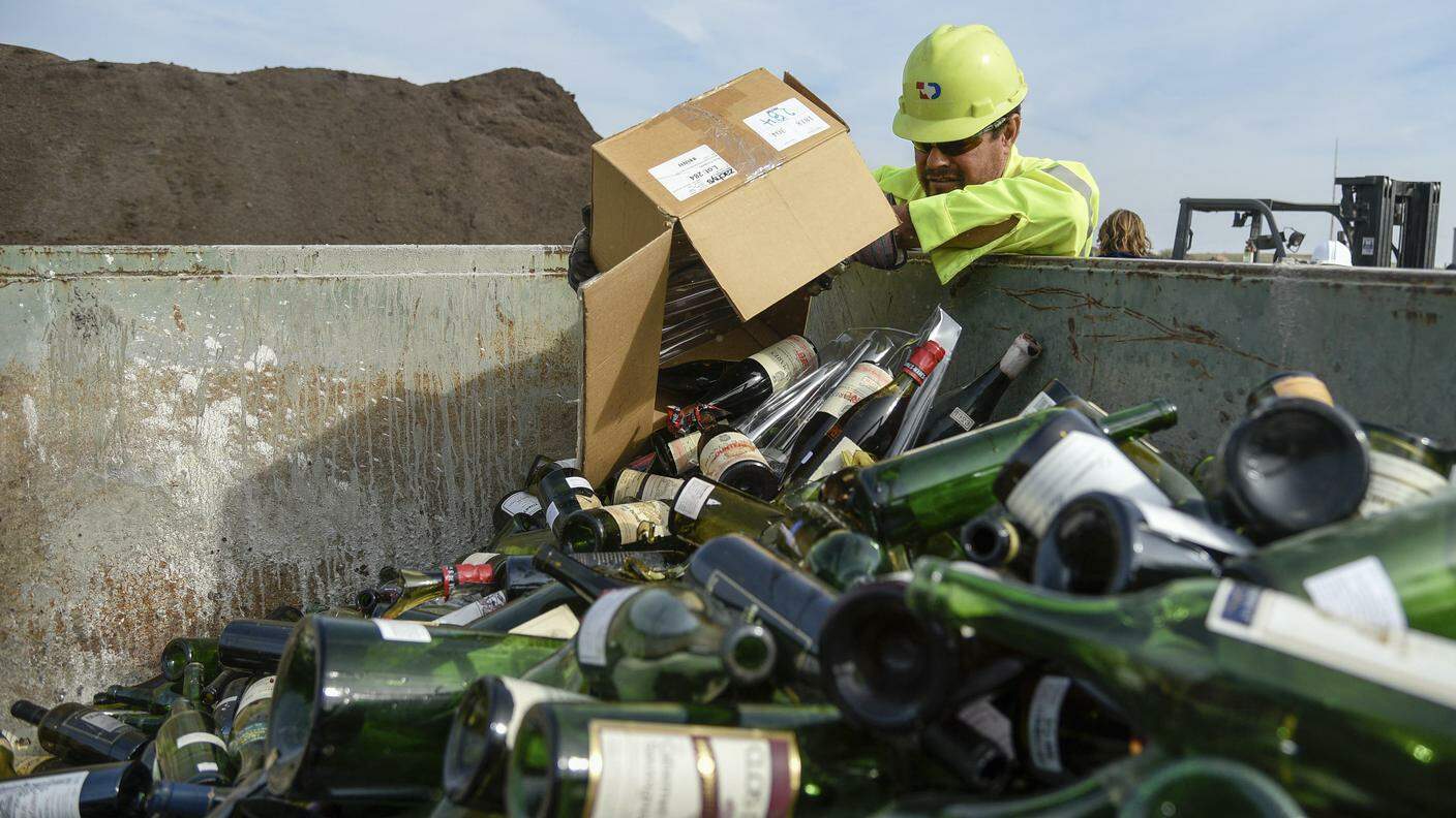 Sequestrate pure migliaia di bottiglie di vino contraffatto molto dannoso