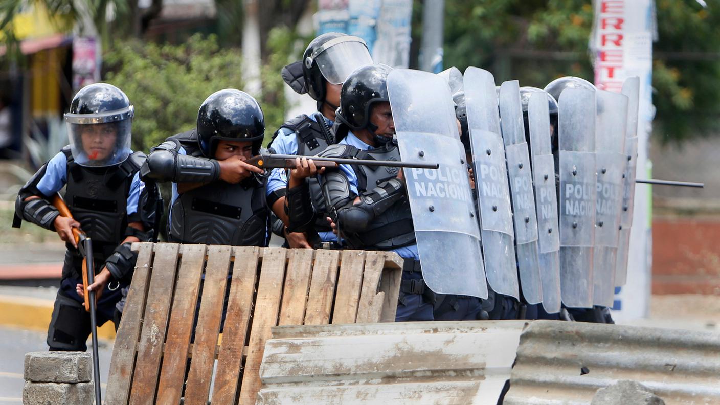 Agenti anti-sommossa sparano ad altezza uomo a Managua