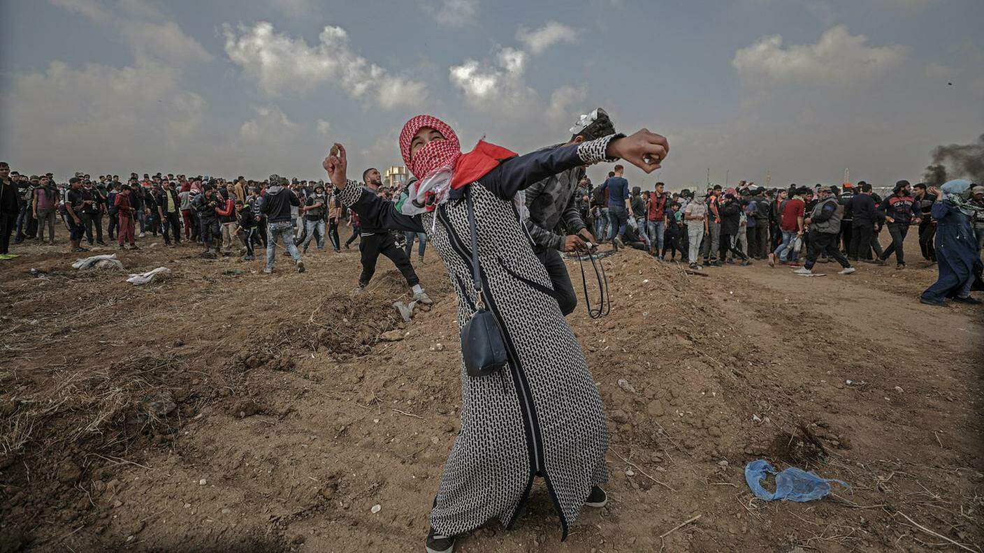 Una manifestante palestinese. I cecchini israeliani, dal 30 marzo a oggi, hanno ucciso 42 persone 