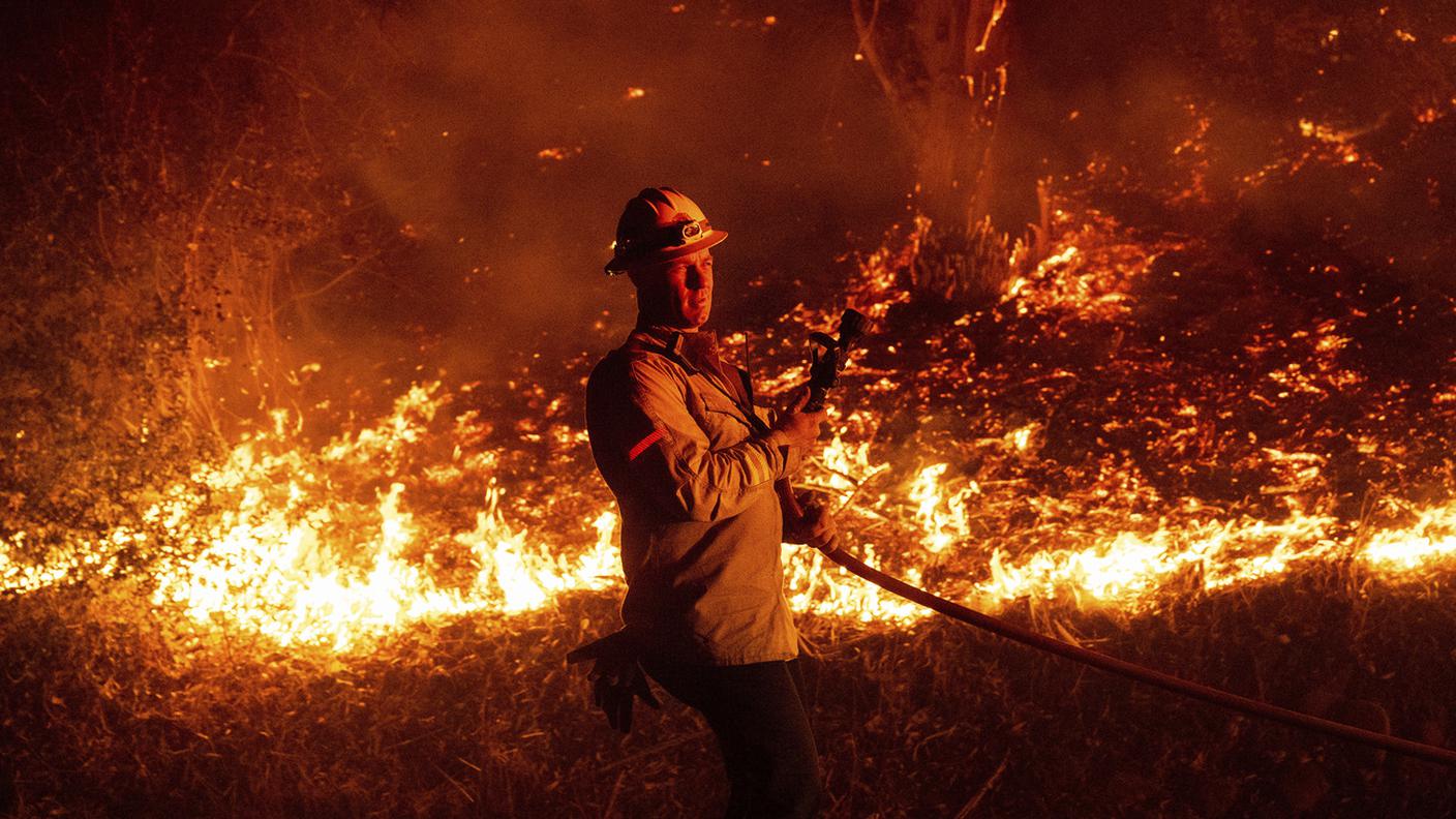 In poche ore una serie di incendi nella zona di Camarillo ha distrutto case e costretto migliaia di residenti a fuggire