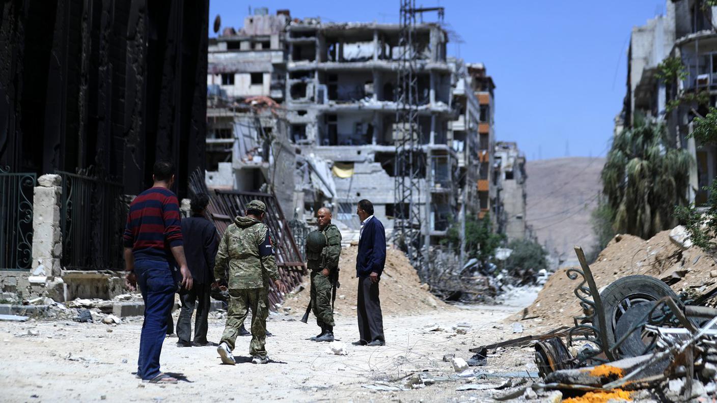 Distruzione nelle strade di Douma, vicino a Damasco