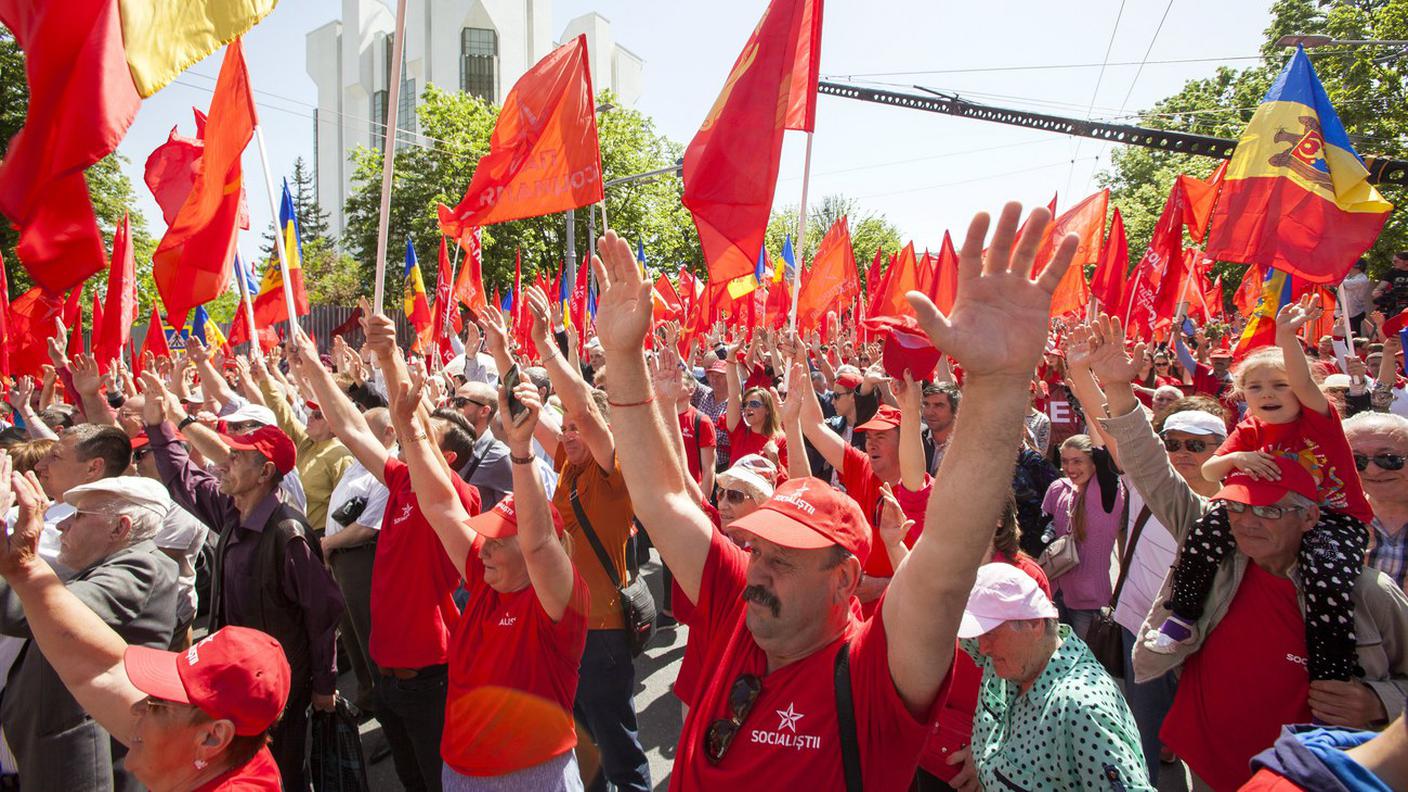 Sostenitori del partito socialista a Chisinau in Moldavia