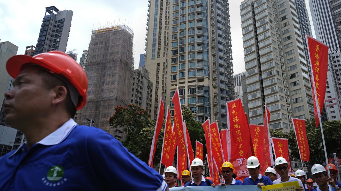 Elmetti e striscioni a Hong Kong in Cina