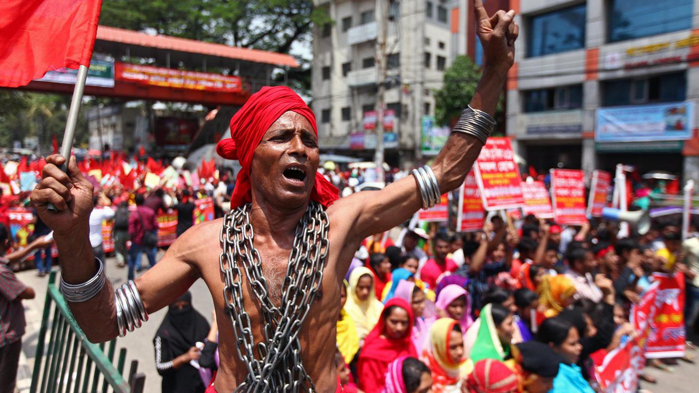Slogan per salari migliori a Dacca in Bangladesh