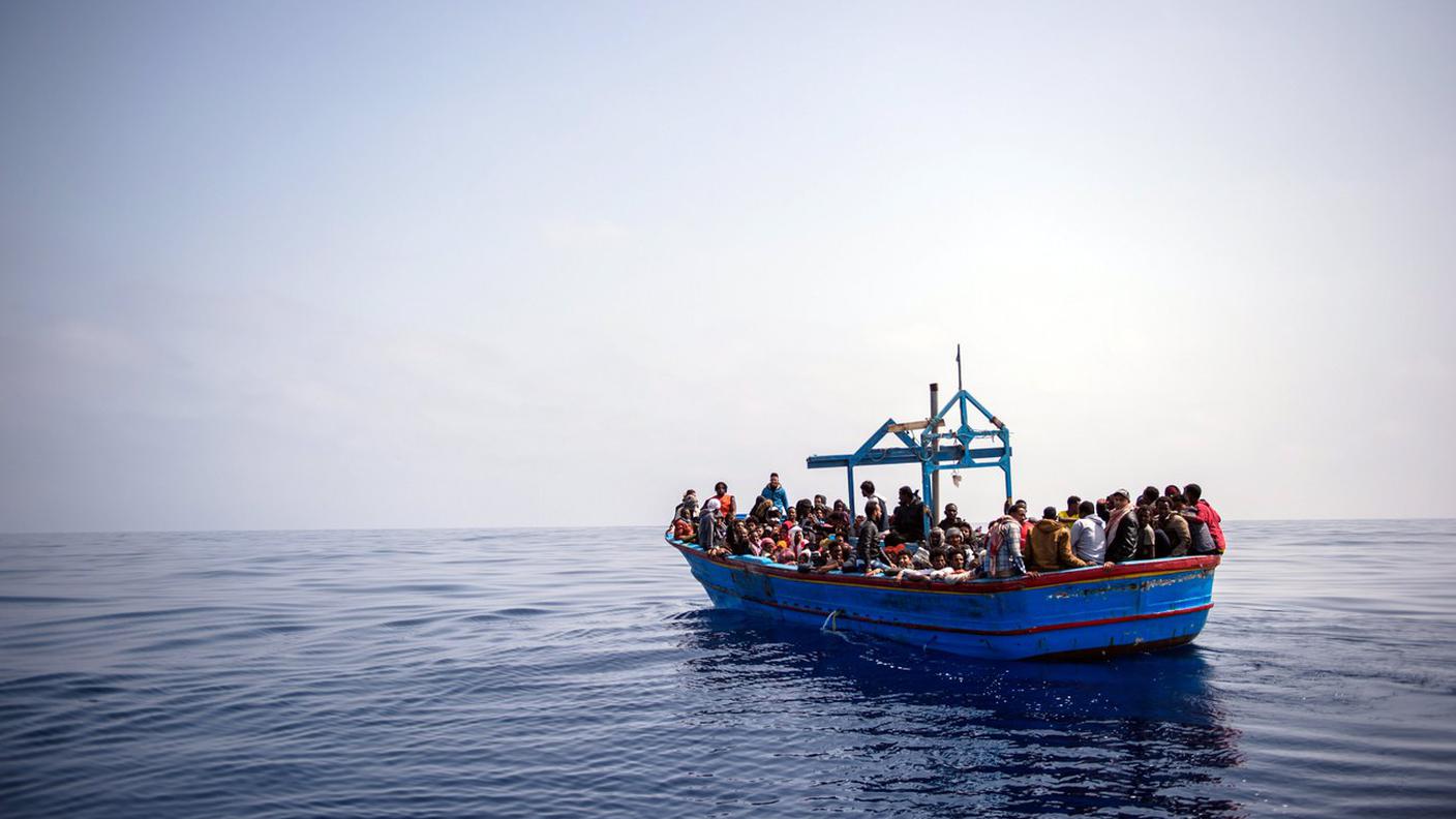 Un barcone di 250 migranti a 50 km dalle coste libiche