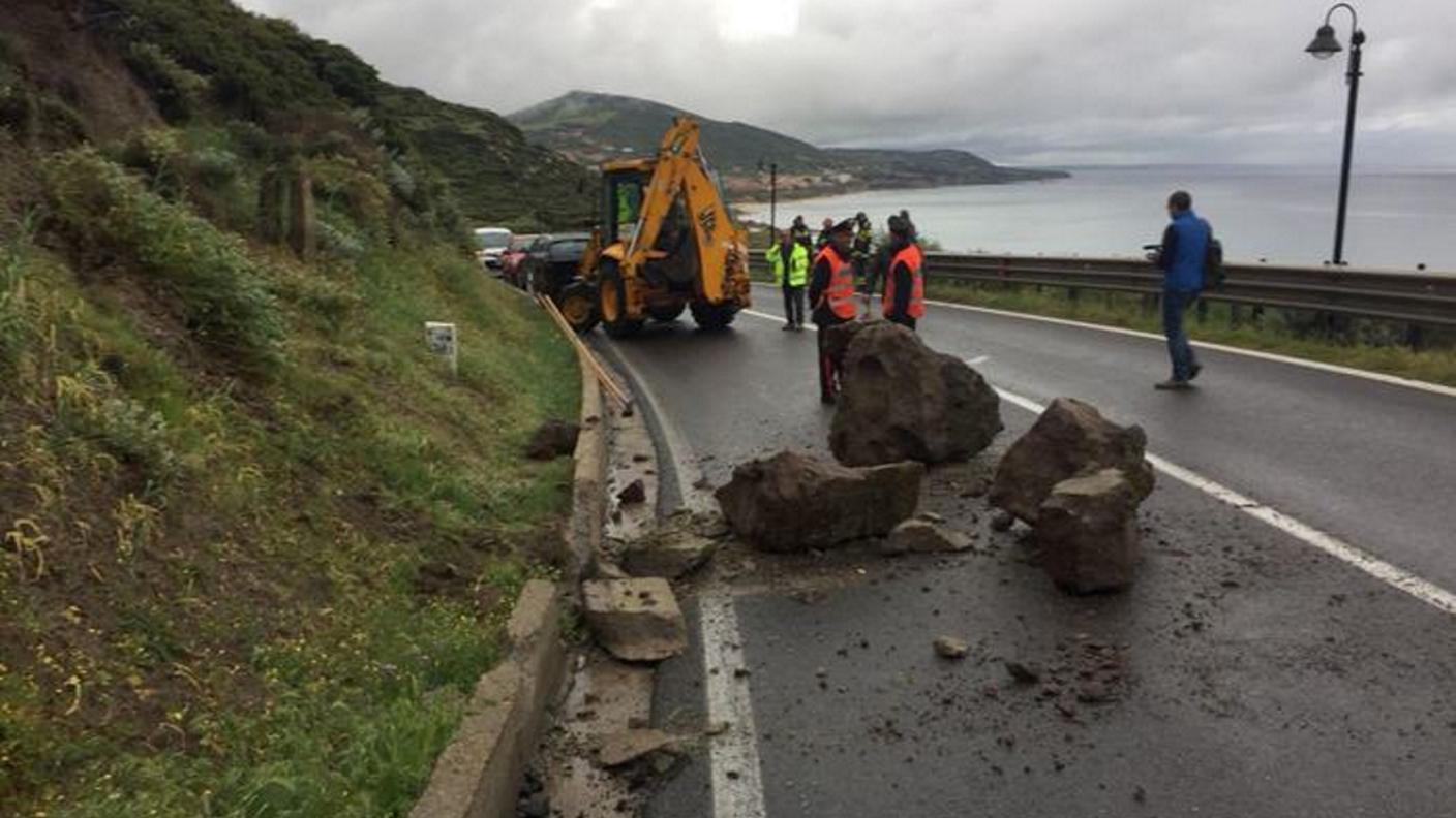 La frana che blocca la strada statale nei pressi di Castelsardo (Sassari)