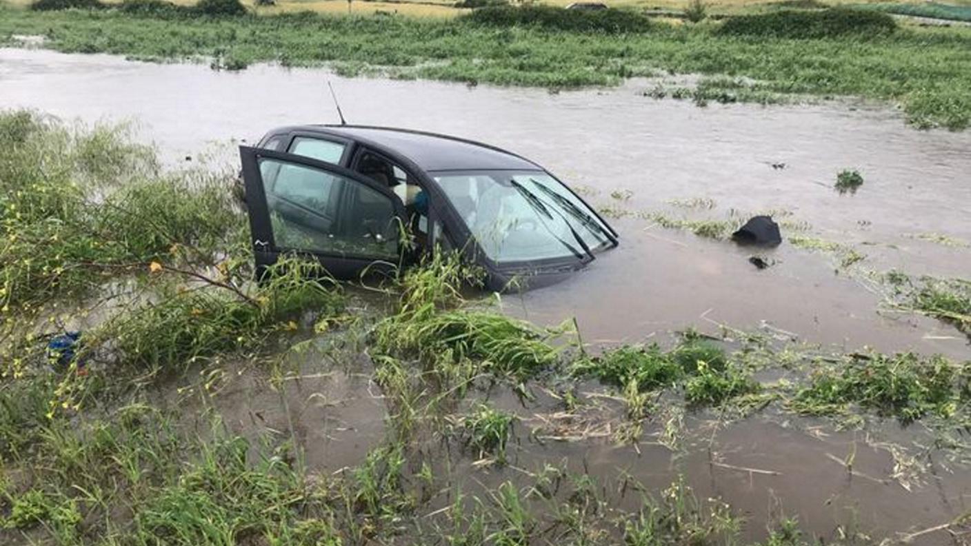 Un'auto sommersa dall'esondazione di un riale a Sedilo, presso Oristano